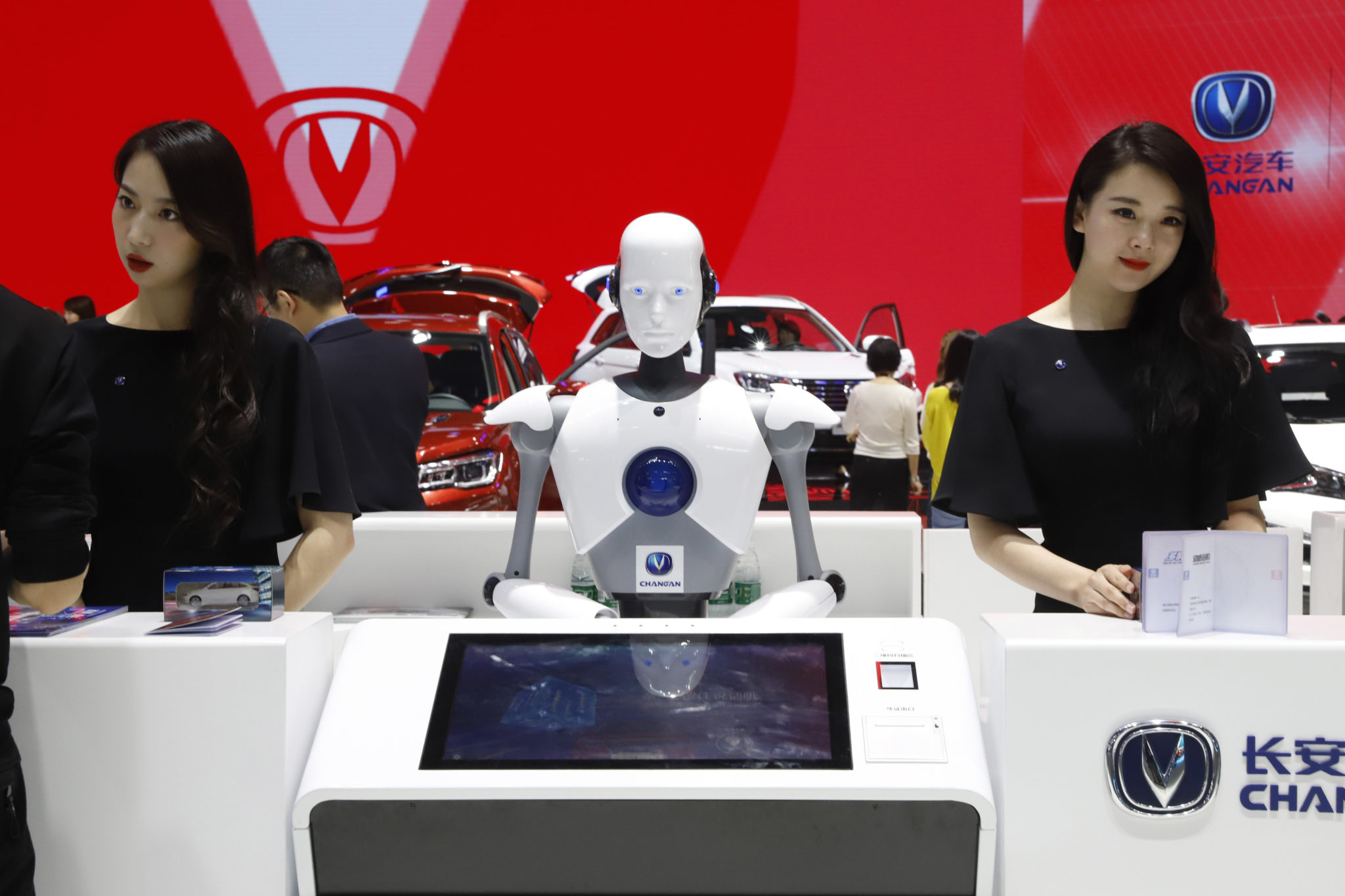 Na recepcii počas autosalónu v Pekingu pomáhal dvom dámam aj tento sympatický robot.